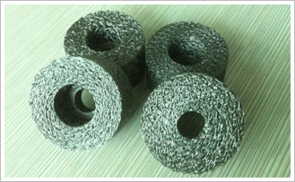 絲網(wǎng)沖壓墊用高強(qiáng)度不銹鋼絲，機(jī)械沖壓成型，具有較高強(qiáng)度及整體鋼性，透氣性佳，具有優(yōu)良的過(guò)濾精度、過(guò)濾阻抗、機(jī)械強(qiáng)度、耐磨性、耐熱性、耐寒性，對(duì)抗壓強(qiáng)度要求及過(guò)濾精度要求均一的過(guò)濾尤為理想，清洗容易、裝